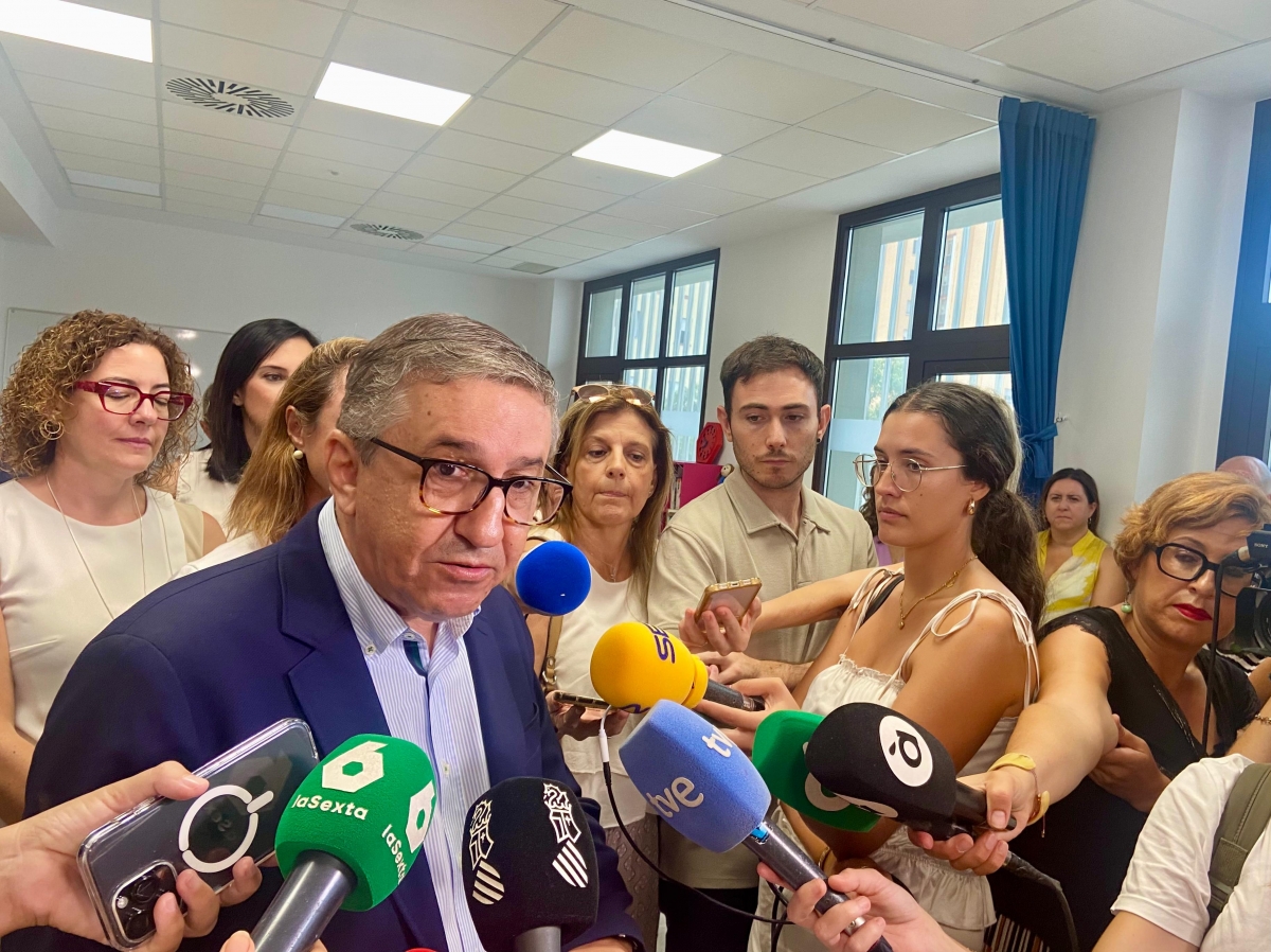 Rovira evita la zona Dana en el inicio de curso y visita Castellón: 