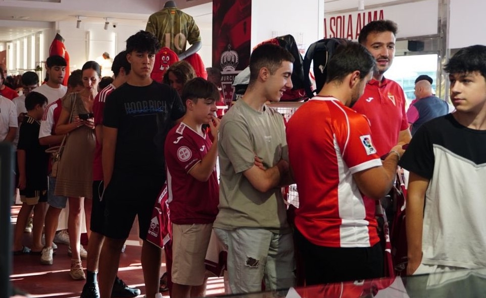 La afición del Real Murcia en la tienda oficial del club en el estadio Enrique Roca. - Foto: RM