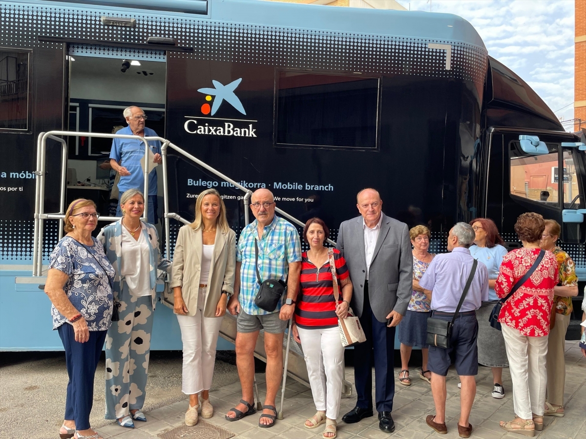 El Ayuntamiento de València y CaixaBank ponen en marcha un proyecto para acercar servicios financieros a La Fonteta