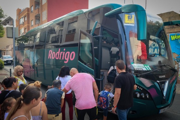 El Ayuntamiento de Torrent garantiza el inicio del curso escolar en el CEIP Juan XXIII con un transporte especial de autobuses 