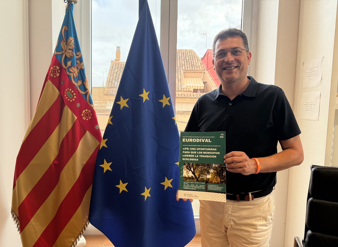 El diputado de Fondos Europeos, Juan Ramón Adsuara, con el boletín Eurodival. - Foto: DIVAL