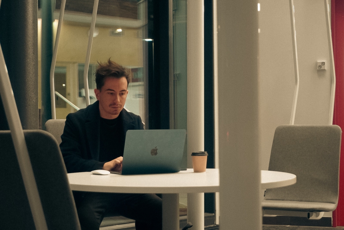 Sergio Martínez, graduado por la UPV en Alcoy, desarrolla un sistema que activa dispositivos con el pensamiento