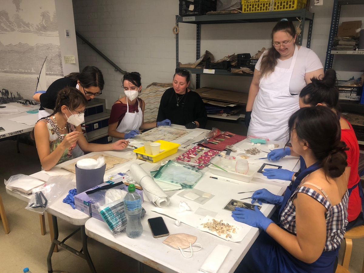 Estudiantes de Bratislava rescatan fotografías afectadas por la Dana en el Museu de l’Horta Sud