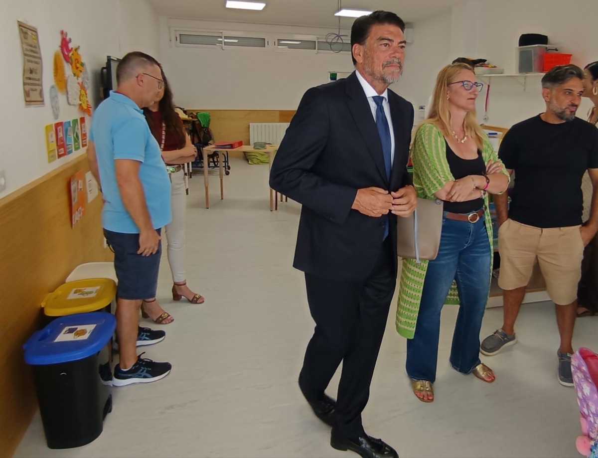 Barcala y De España, en su visita al CEE Santo Ángel de la Guarda. - Barcala y De España, en su visita al CEE Santo Ángel de la Guarda.