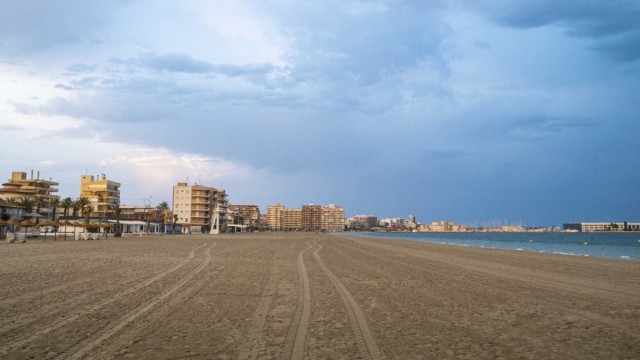Santa Pola reabre al baño Gran Playa tras el vertido de gasoil
