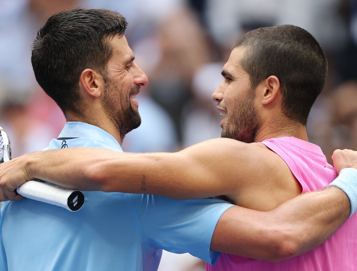 Alcarzaz y Djokovic abrazados tras el duelo entre ambos en las semifinales del US Open. - Foto: ATP