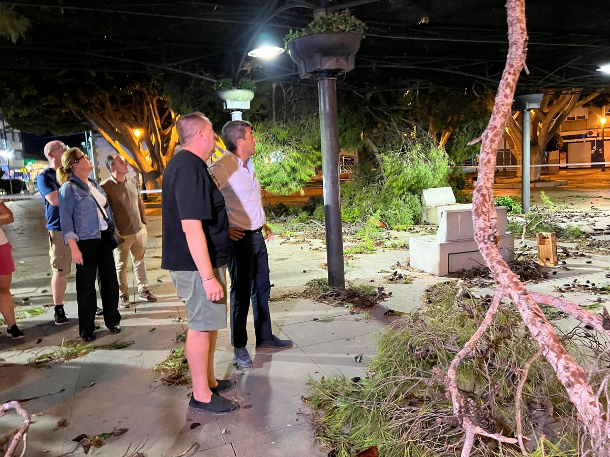 Mazón visita Cox para conocer los daños causados por el reventón húmedo