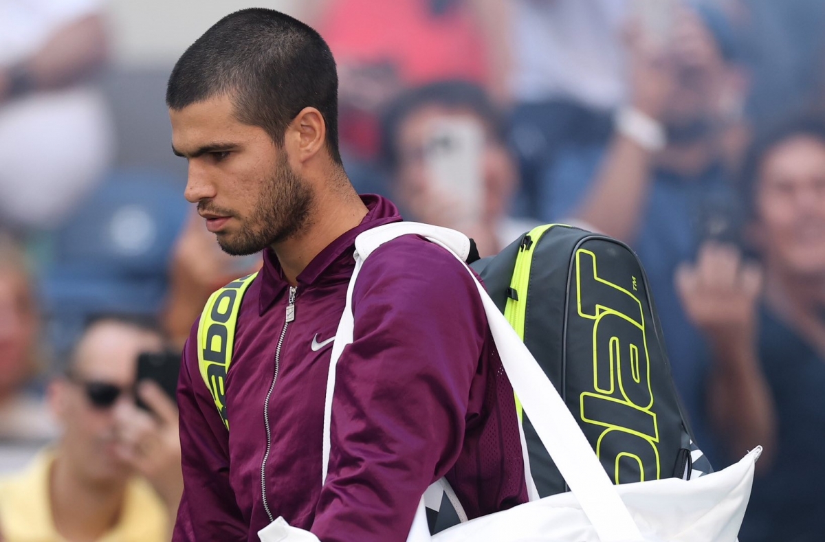 Carlos Alcaraz con el equipaje deportivo al hombro. - Foto: ATP