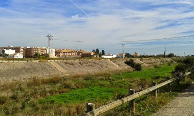 El ayuntamiento de Almàssera presenta 750 firmas a la CHJ para que limpien el barranco del Carraixet