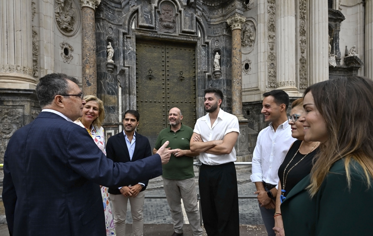 Así será el gran espectáculo gratuito que acogerá este jueves la Plaza Belluga: un centenar de artistas y tres escenarios