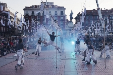 La compañía castellonense Visitants prende la Fira de Teatre al Carrer de Tàrrega con su 'Mascletà poética'