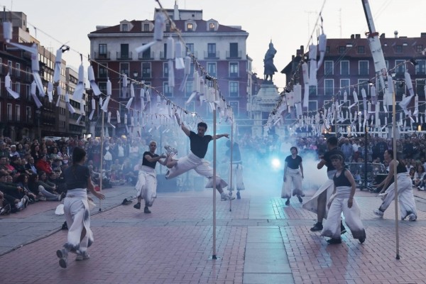 La compañía castellonense Visitants prende la Fira de Teatre al Carrer de Tàrrega con su 'Mascletà poética'