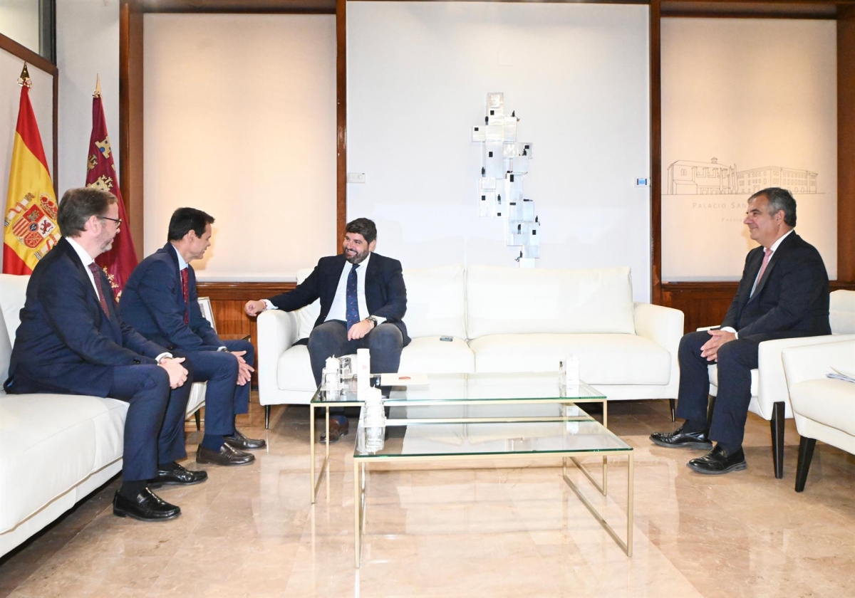 López Miras se reúne con el nuevo director de Repsol en Cartagena para analizar innovación, empleo y sostenibilidad en la Región