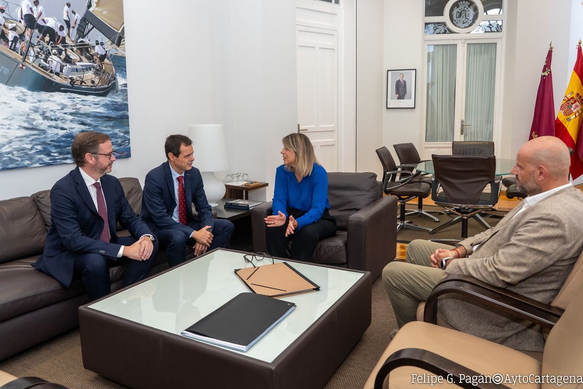 La alcaldesa, Noelia Arroyo, con Rafael Quesada y Antonio Mestre, de Repsol