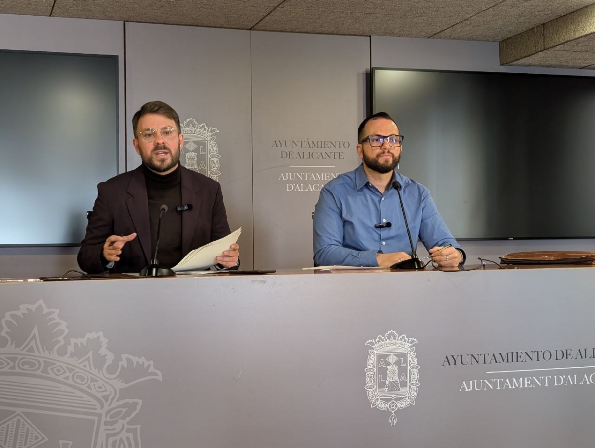 El diputado de Compromís, Alberto Ibáñez, y el portavoz municipal en Alicante, Rafa Mas. - 