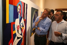 El artista lorquino Juan Bartolomé Soler cumple su sueño de exponer en el Palacio de Guevara: "No me encasillo, pinto lo que quiero"