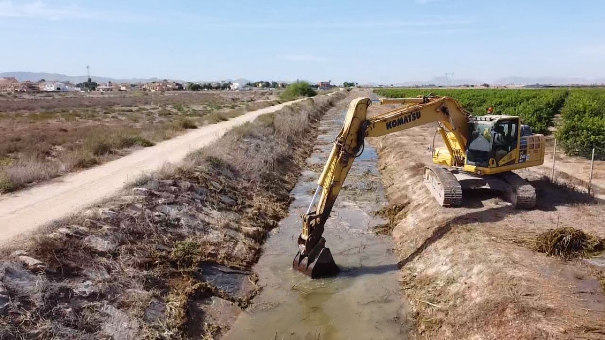 La CHS impulsa el mantenimiento del canal D-7  para aliviar las escorrentías que llegan hasta Los Alcázares