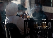 El anteproyecto de la Ley del Tabaco del Gobierno incluye por primera vez la prohibición de fumar y vapear a menores