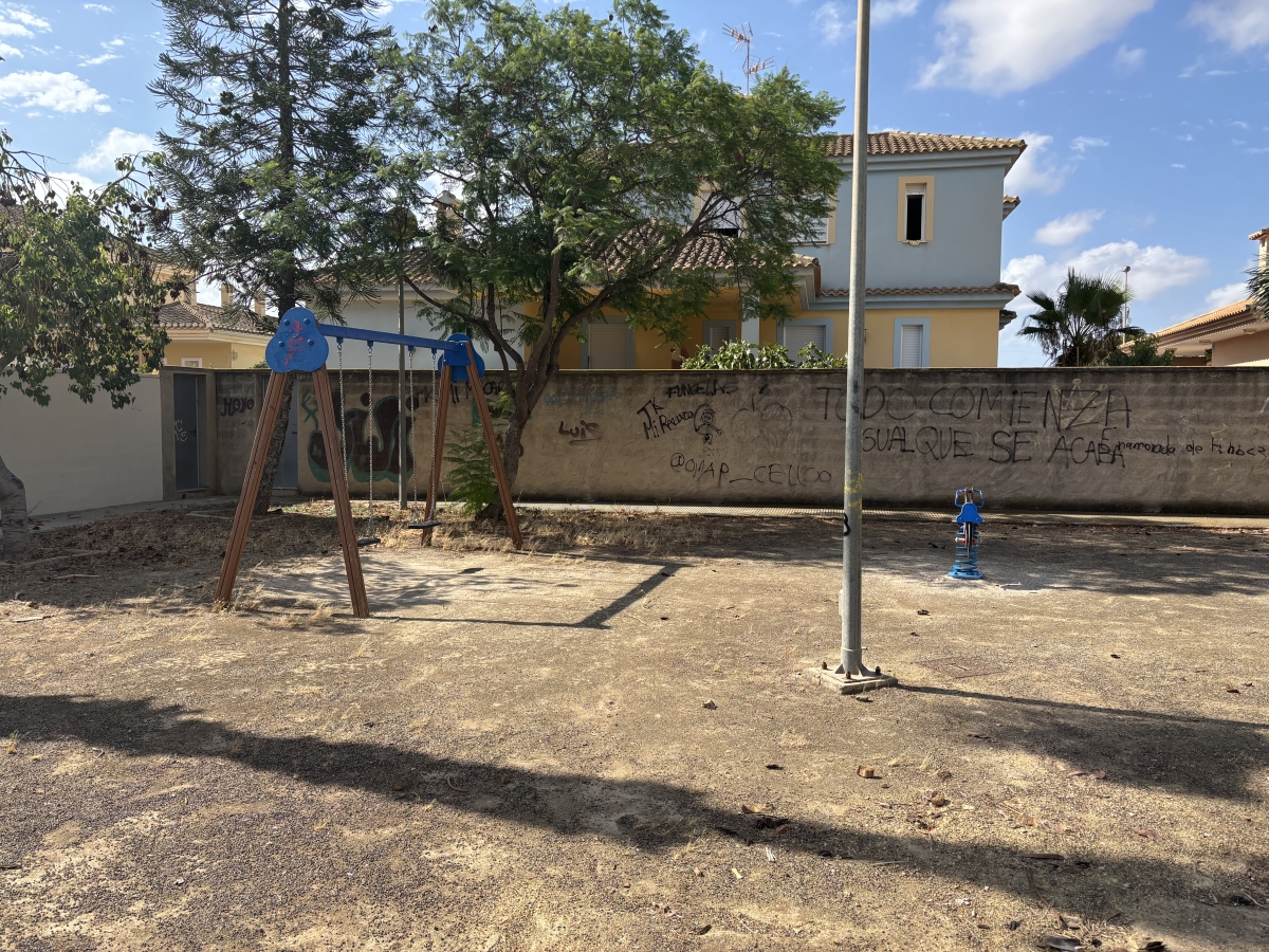 MC Cartagena exige la renovación integral de los parques infantiles ante su grave deterioro