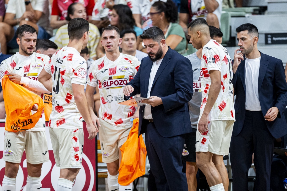 Josan González, pizarra en mano y rodeado por sus jugadores. - Foto: PASCU MÉNDEZ