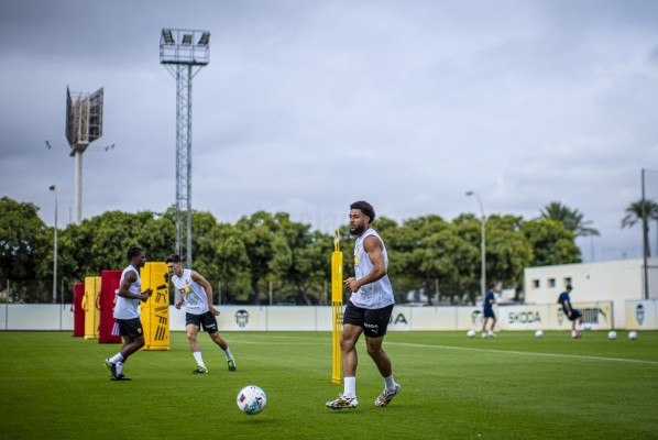 El Valencia prepara el partido ante el Barcelona con la novedad de Dimitriesvki