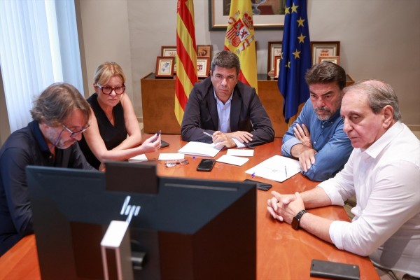 Mazón analiza con Valderrama la situación del temporal en la Comunitat y mantiene contacto con diputaciones 
