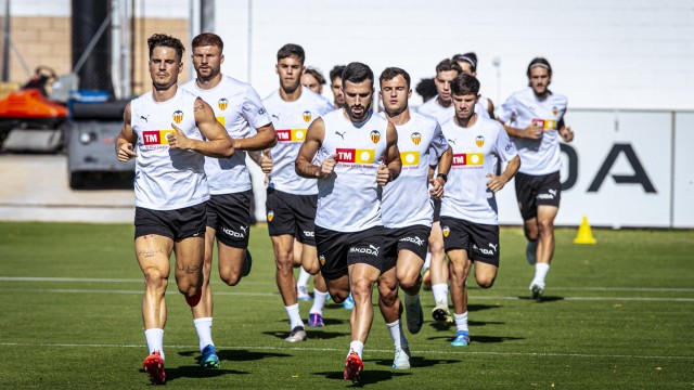 Octubre en el Valencia CF: un calendario 'suave' y más piezas para Baraja
