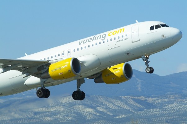 Vueling aprovecha el hueco de Ryanair y recupera la línea Santiago-Alicante con dos frecuencias semanales