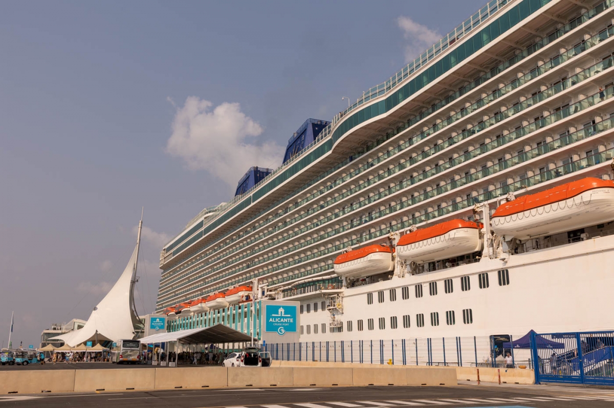 Un crucero, amarrado en el Puerto de Alicante. - Foto: PEPE OLIVARES Un crucero, amarrado en el Puerto de Alicante.