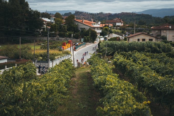 Egan Bernal gana la decimosexta etapa, neutralizada a 8 km de meta