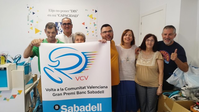 La Volta a la Comunitat Valenciana entrega más de 200 metros de lonas para reciclaje solidario