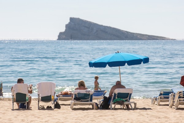 Fallece un bañista de 88 años en la playa de Poniente de Benidorm