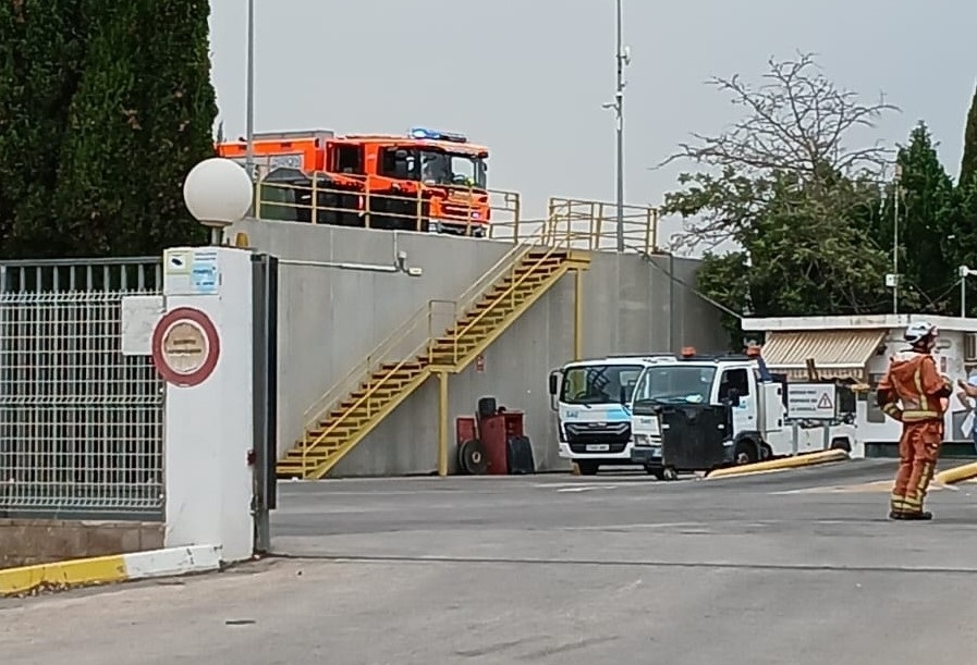 Un incendio de residuos obliga a cerrar la planta de transferencia de Sagunt y deja dos heridos