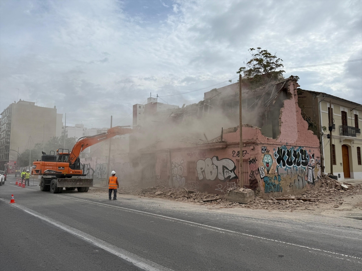 El Ayuntamiento de València derriba viviendas de la calle San Vicente