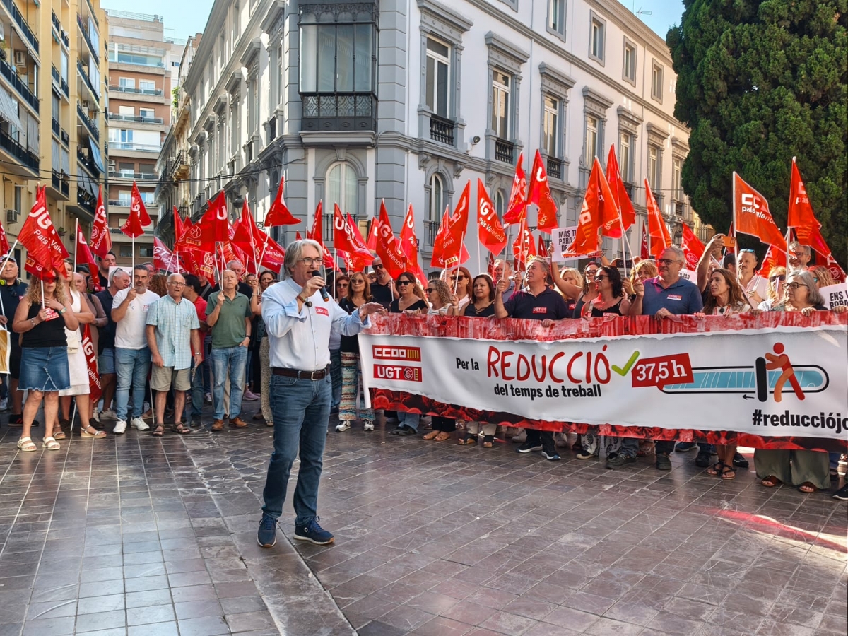 Tino Calero, responsable de UGT-PV, durante la concentración ante la CEV. - Tino Calero, responsable de UGT-PV, durante la concentración ante la CEV.