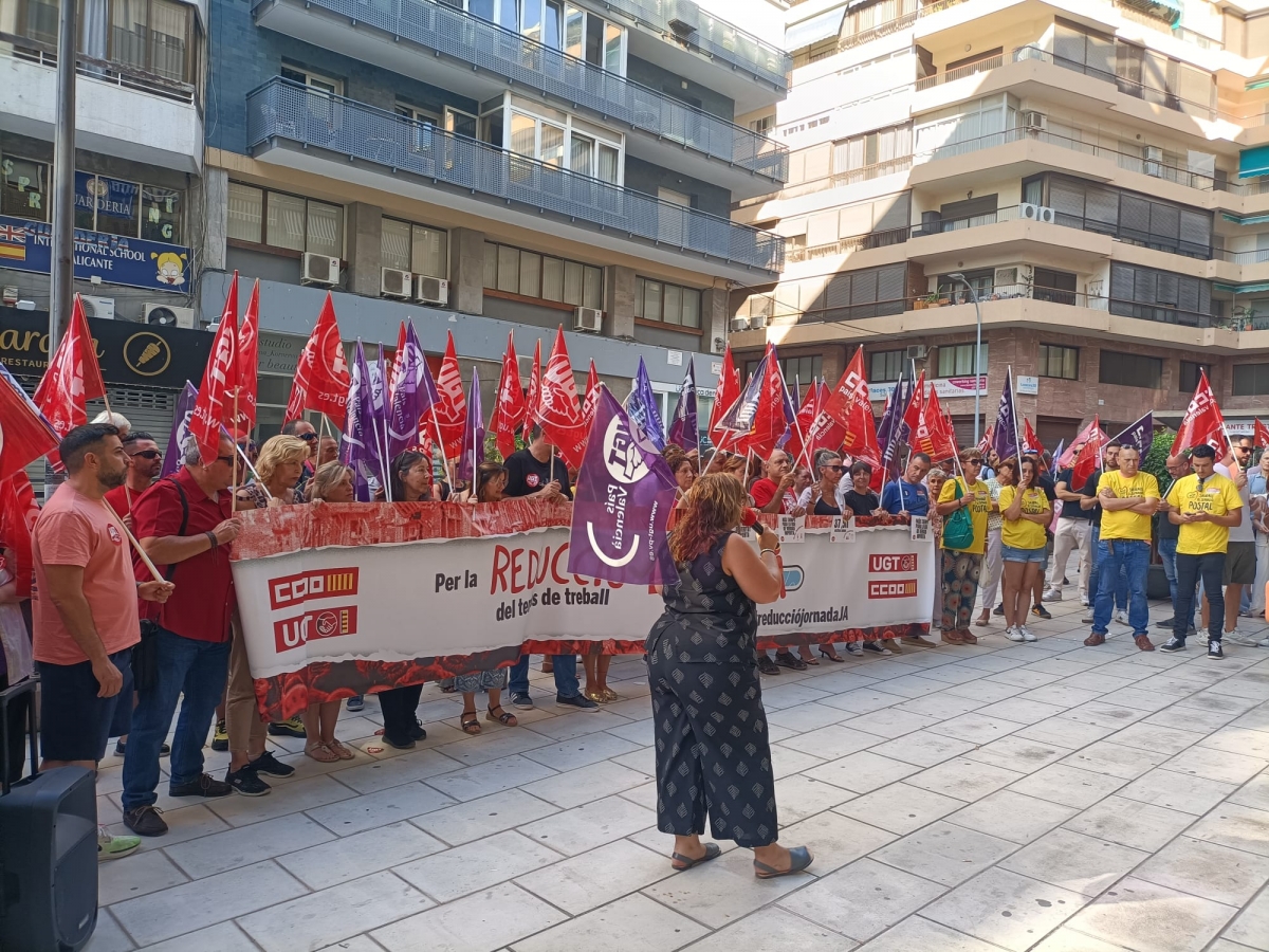 UGT y CCOO reclaman en Alicante reducir la jornada laboral y denuncian el exceso de horas impagadas