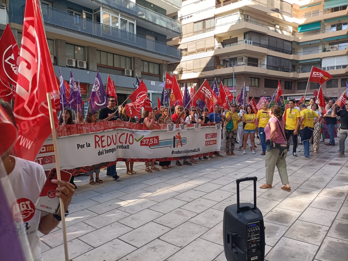 Concentración de sindicatos en Alicante por la reducción de la jornada laboral. - Foto: PLAZA Concentración de sindicatos en Alicante por la reducción de la jornada laboral.