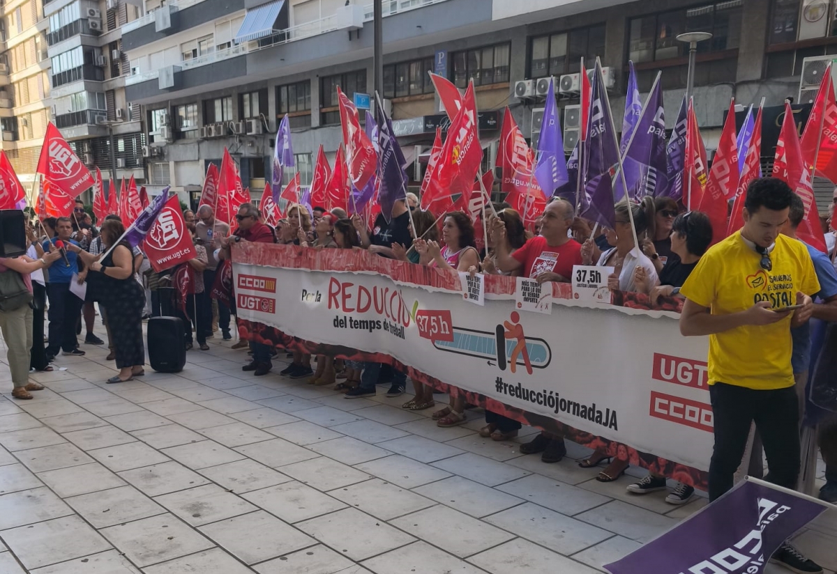 Concentración de sindicatos en Alicante por la reducción de la jornada laboral. - Foto: PLAZA Concentración de sindicatos en Alicante por la reducción de la jornada laboral.