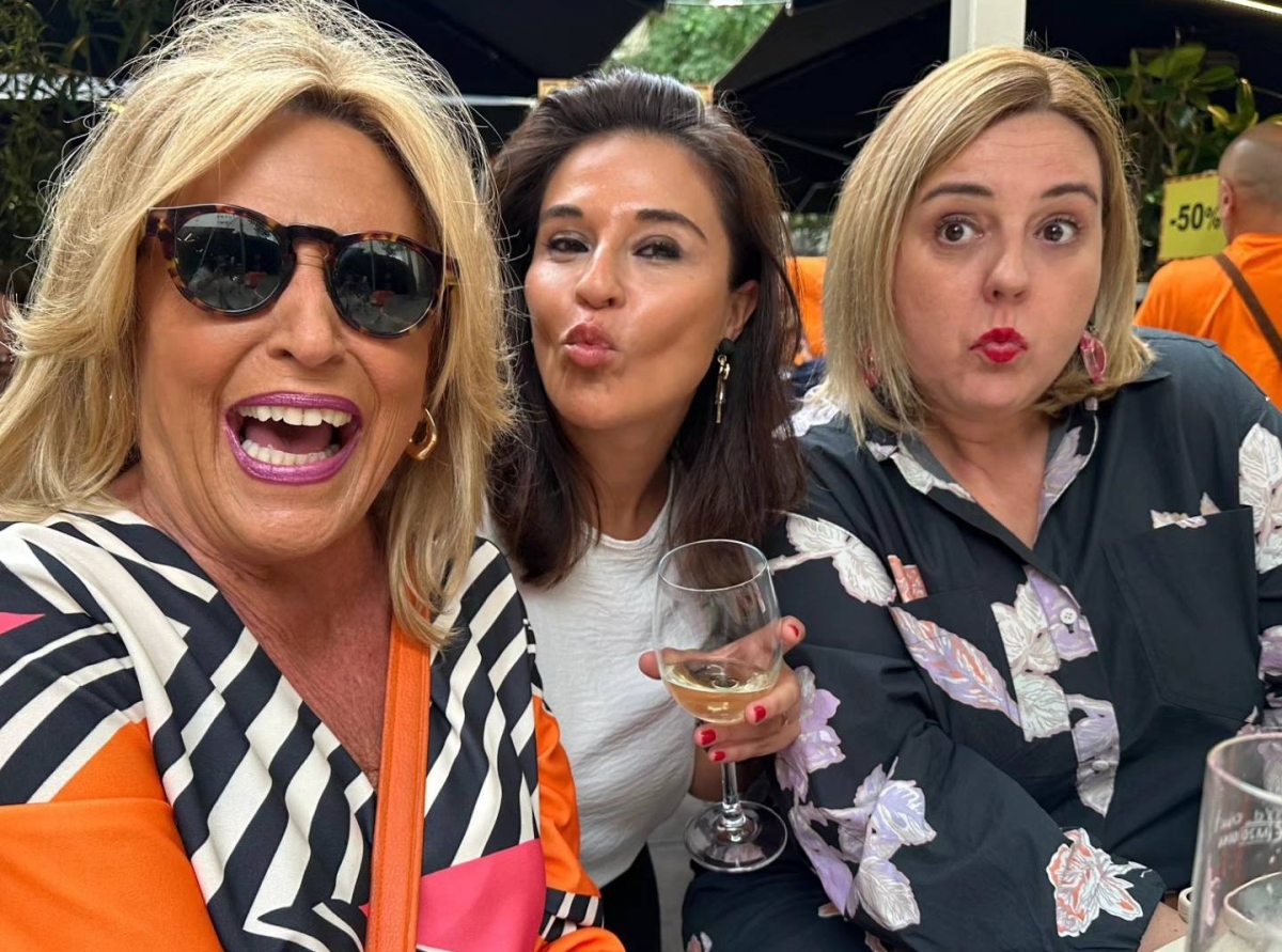 La periodista más camaleónica de la televisión amadrina el estreno de Koker en Cartagena