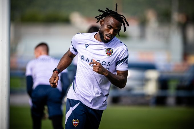 Koyalipou se ejercita con el grupo