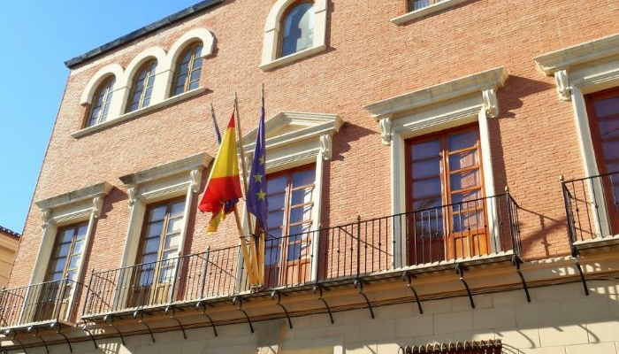 Polémica por la fachada del Ayuntamiento de Alcàsser: Vox critica que se priorice y el gobierno defiende su calendario de obras