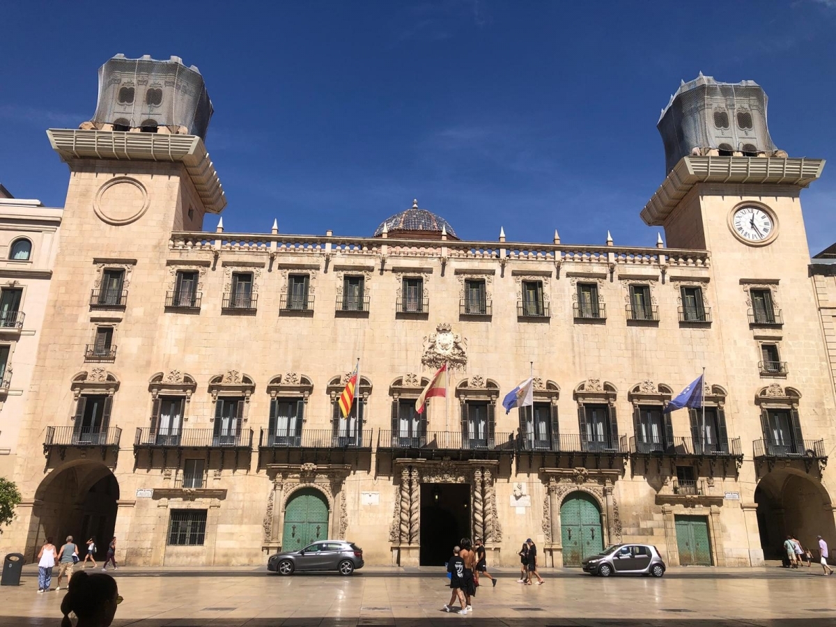 La fachada del edificio histórico del Ayuntamiento de Alicante. - 
