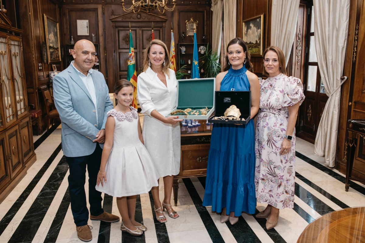 Carrasco entrega los aderezos oficiales a las reinas de las fiestas de Castelló, Clara Sanz y Ana Colón