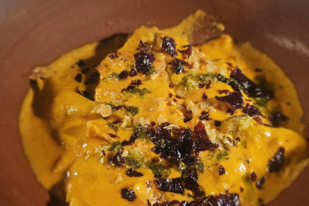 Tortellinis rellenos de carne y salsa de tomate seco. 