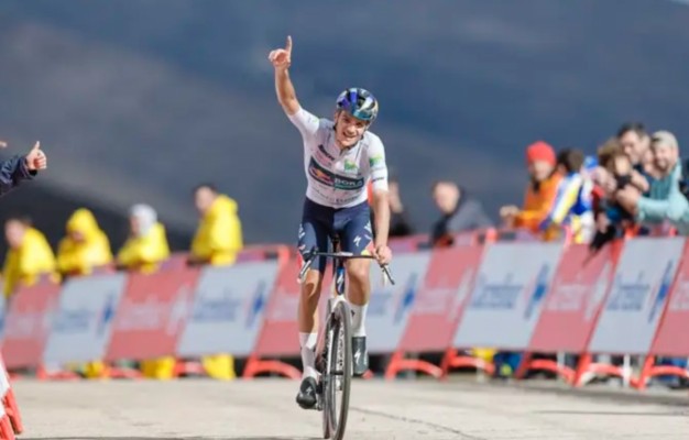 Pellizzari se impone en solitario en El Morredero en otro combate nulo entre Vingegaard y Almeida