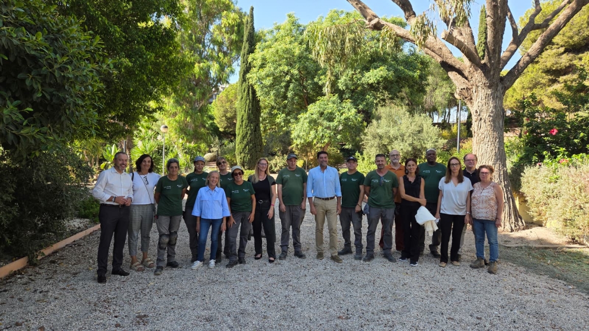 El alcalde de Alicante, Luis Barcala, y la edil de Empleo, en el centro de formación.