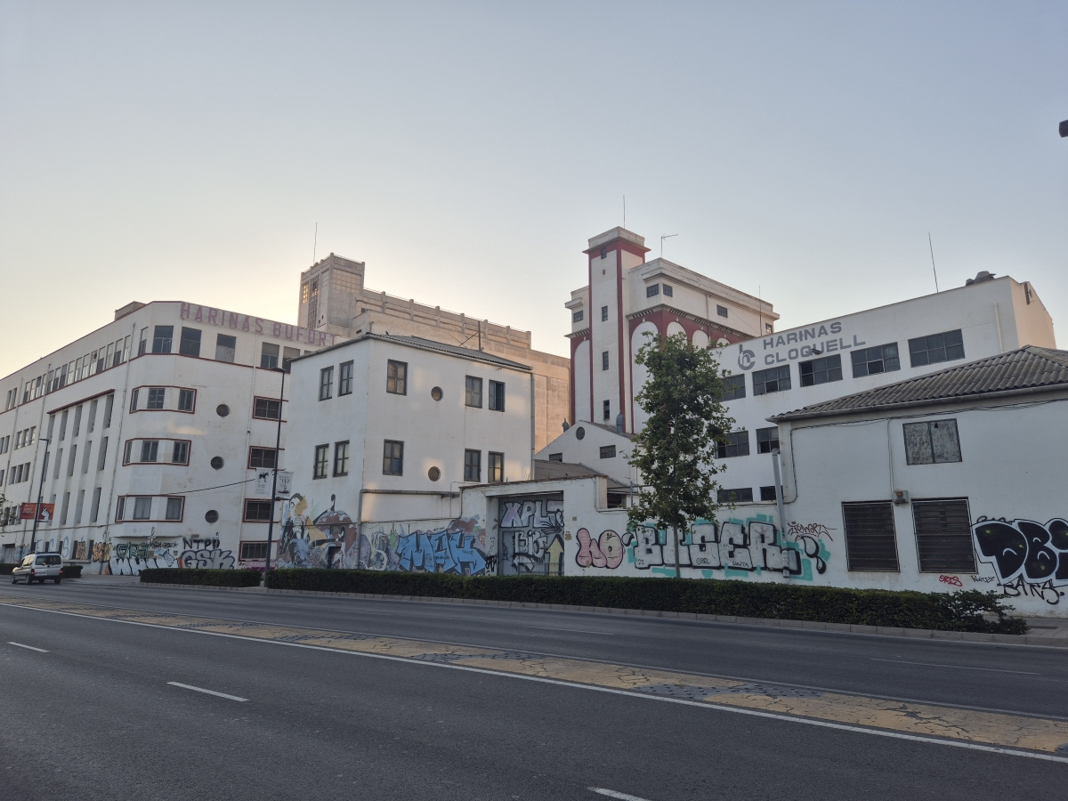 Los vecinos instan a atajar la degradación en torno a las harineras de Benalúa en Alicante