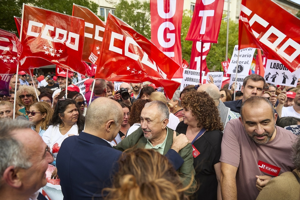 Cientos de personas se concentran ante el Congreso para defender la reducción de jornada laboral