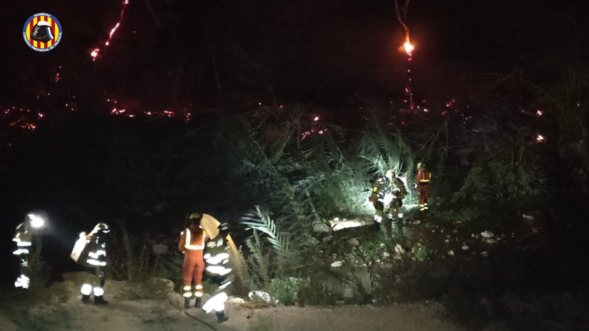El incendio forestal en Buñol que obligó al desalojo de viviendas sigue activo con evolución positiva