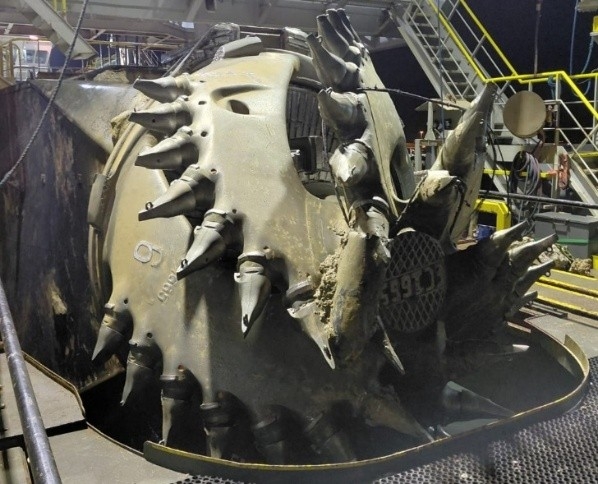 El COVAM y buceadores de la Armada hallan una bomba de la Guerra Civil en las obras del Puerto de Valencia